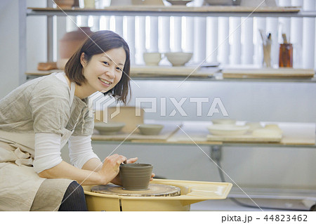 陶芸をする女性 陶芸をする女性 44823462