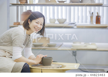 陶芸をする女性 陶芸をする女性 44823463