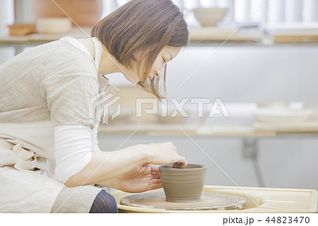 陶芸をする女性 陶芸をする女性 44823470