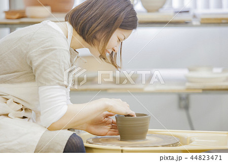 陶芸をする女性 44823471