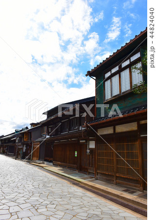 金屋町　千本格子の家並み　高岡市 44824040