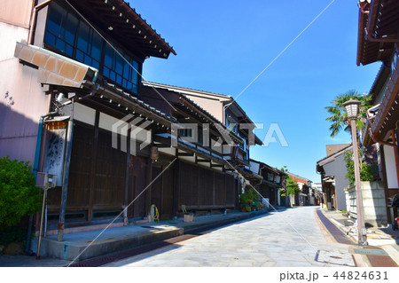 金屋町　千本格子の家並み　高岡市 44824631