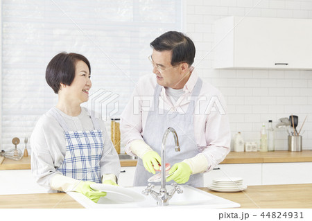 お皿を洗う 皿洗い 食器洗い 44824931