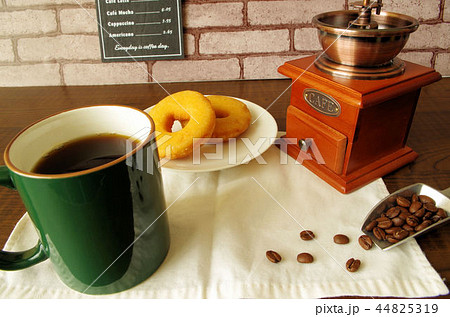 コーヒーとドーナツ 44825319
