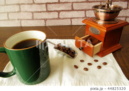 コーヒーとコーヒー豆 コーヒーとコーヒー豆 44825320