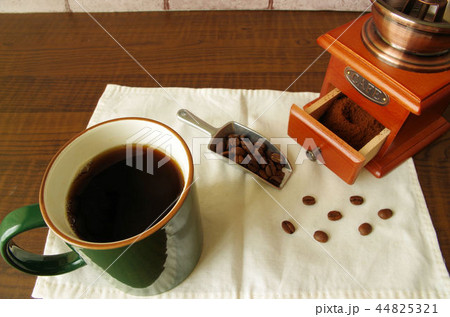 コーヒーとコーヒー豆 44825321