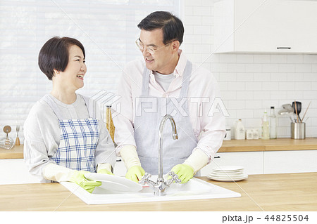 お皿を洗う 皿洗い 食器洗い 44825504