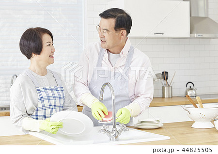 お皿を洗う 皿洗い 食器洗い 44825505