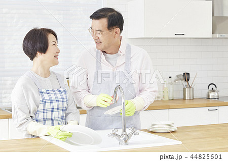 お皿を洗う 皿洗い 食器洗い 44825601