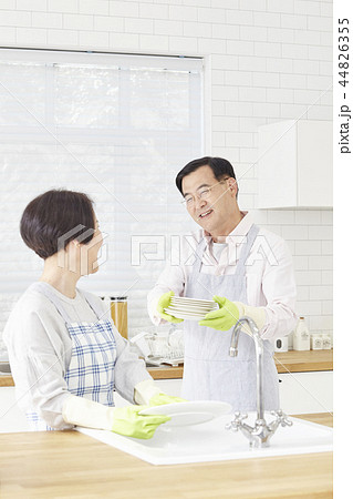 お皿を洗う 皿洗い 食器洗い 44826355