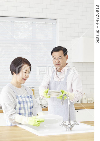 お皿を洗う 皿洗い 食器洗い 44826913