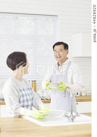お皿を洗う 皿洗い 食器洗い 44826920