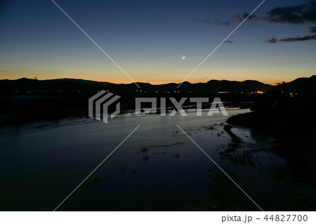 北海道厚沢部町で日の出前の三日月と朝焼けの風景を撮影 北海道厚沢部町で日の出前の三日月と朝焼けの風景を撮影 44827700