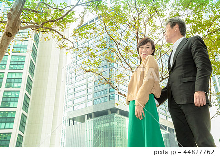 秋 雨上がりの都会 シニア夫婦 夫婦 ビジネス経営 44827762