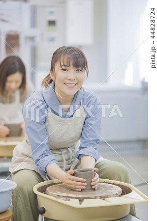 陶芸をする女性 陶芸をする女性 44828724