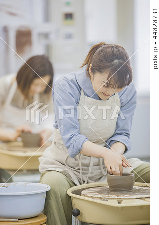 陶芸をする女性 陶芸をする女性 44828731