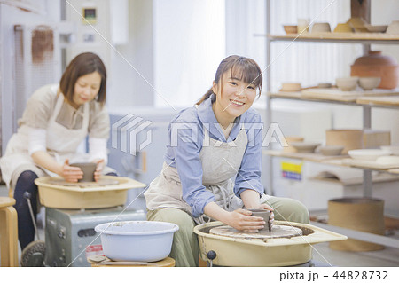 陶芸をする女性 44828732