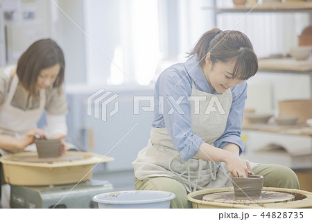 陶芸をする女性 陶芸をする女性 44828735