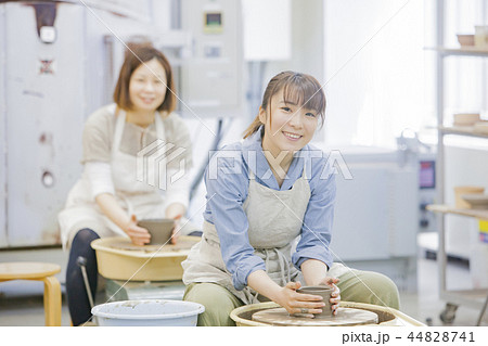 陶芸をする女性 陶芸をする女性 44828741