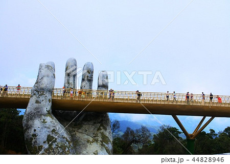 巨大な神の手が支えるゴールデンブリッジ 巨大な神の手が支えるゴールデンブリッジ 44828946