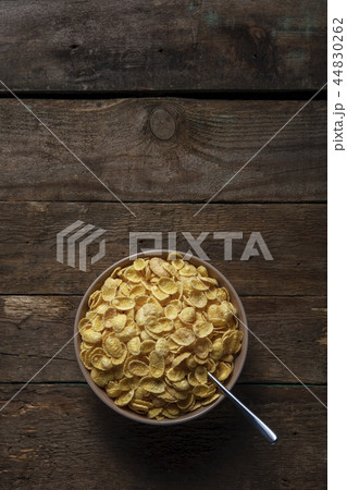 Cornflakes in a plate. Top view 44830262