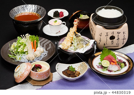 和食　会席　料理　牛肉　刺身　鮪　鯛　海老　調理　懐石　盛り付　日本　釜飯　天ぷら　米　鍋物　肉 44830319