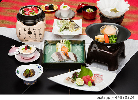 和食　会席　料理　牛肉　刺身　鮪　鯛　海老　調理　懐石　盛り付　日本　釜飯　天ぷら　米　鍋物　肉 44830324