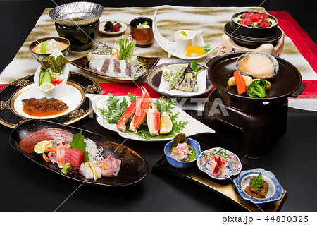 和食　会席　料理　牛肉　刺身　鮪　鯛　海老　調理　懐石　盛り付　日本　釜飯　天ぷら　米　鍋物　肉 44830325