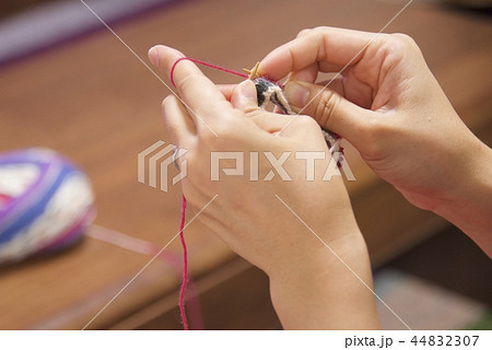 編み物をする女性のイメージ 編み物をする女性のイメージ 44832307