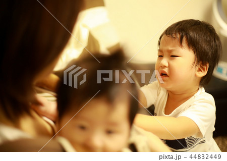 ぐずる男の子 44832449