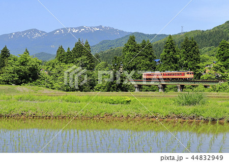 新緑の只見線と残雪の守門岳 44832949
