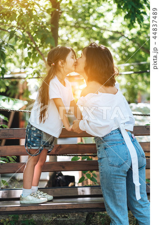 Young mother hugging her little girl in the park 44837489
