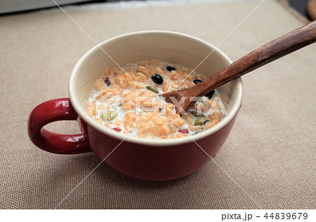 健康的なグラノーラ朝食 ミューズリー 豆乳 新鮮な牛乳のシリアル ロハスとロカボ食品の写真素材