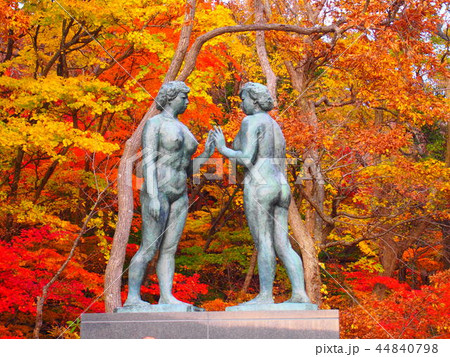 十和田湖の乙女の像と紅葉 44840798