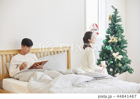 読書 夫婦 ベッド 44841467