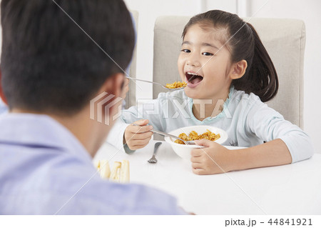 娘 食べさせる 食卓 44841921