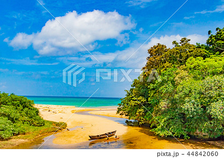 沖縄石垣島 平久保のビーチと木製カヌー 沖縄石垣島 平久保のビーチと木製カヌー 44842060