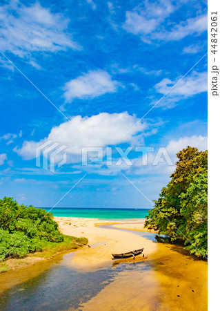 沖縄石垣島　平久保のビーチと木製カヌー 44842061