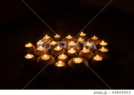 輝くキャンドル 44844053