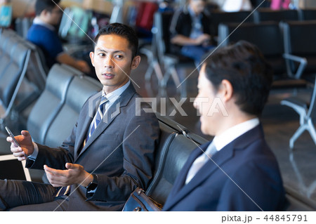 空港で会話をするビジネスマン 国際空港 仕事 空港で会話をするビジネスマン 国際空港 仕事 44845791