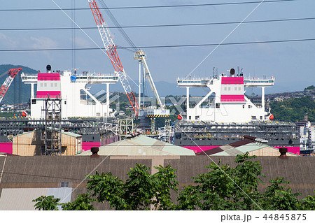 建造中の二隻のコンテナ貨物船 44845875
