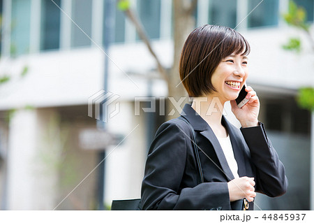 オフィス街 電話をかけるスーツの女性 OL ビジネス スーツ ポートレート リクルート オフィス街 電話をかけるスーツの女性 OL ビジネス スーツ ポートレート リクルート 44845937
