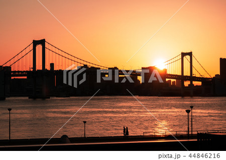都市風景　レインボーブリッジに沈む夕日 44846216