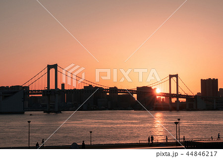 都市風景 レインボーブリッジに沈む夕日 都市風景 レインボーブリッジに沈む夕日 44846217