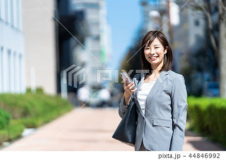オフィス街 スマホを持ったスーツの女性 OL ビジネス スーツ ポートレート リクルート オフィス街 スマホを持ったスーツの女性 OL ビジネス スーツ ポートレート リクルート 44846992