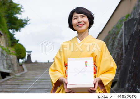 着物の女性 44850080