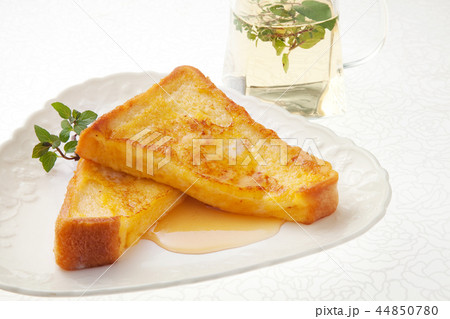 フレンチトーストの朝食 44850780