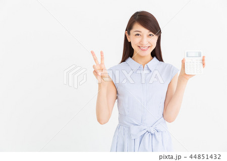 電卓を持つ女性 電卓を持つ女性 44851432