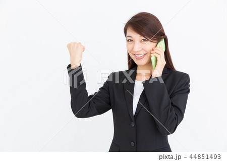 タブレットコンピューターを見る女性 ビジネス タブレットコンピューターを見る女性 ビジネス 44851493
