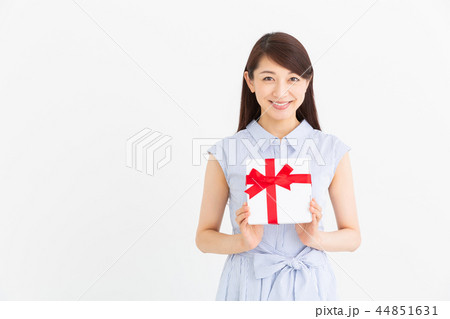 プレゼントを持つ女性 44851631